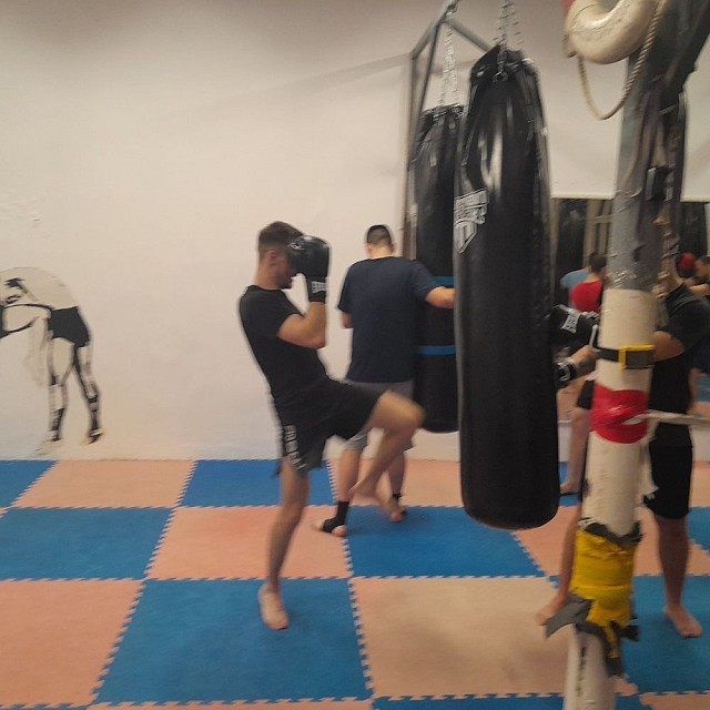 Thai box edzésen gyakoroljuk a tédelést
