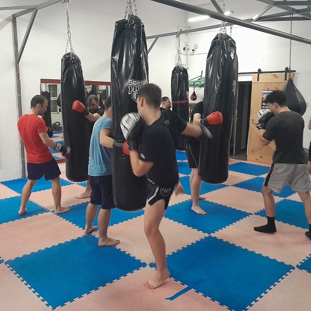 Felnőtt thai box edzés, gyakorlás